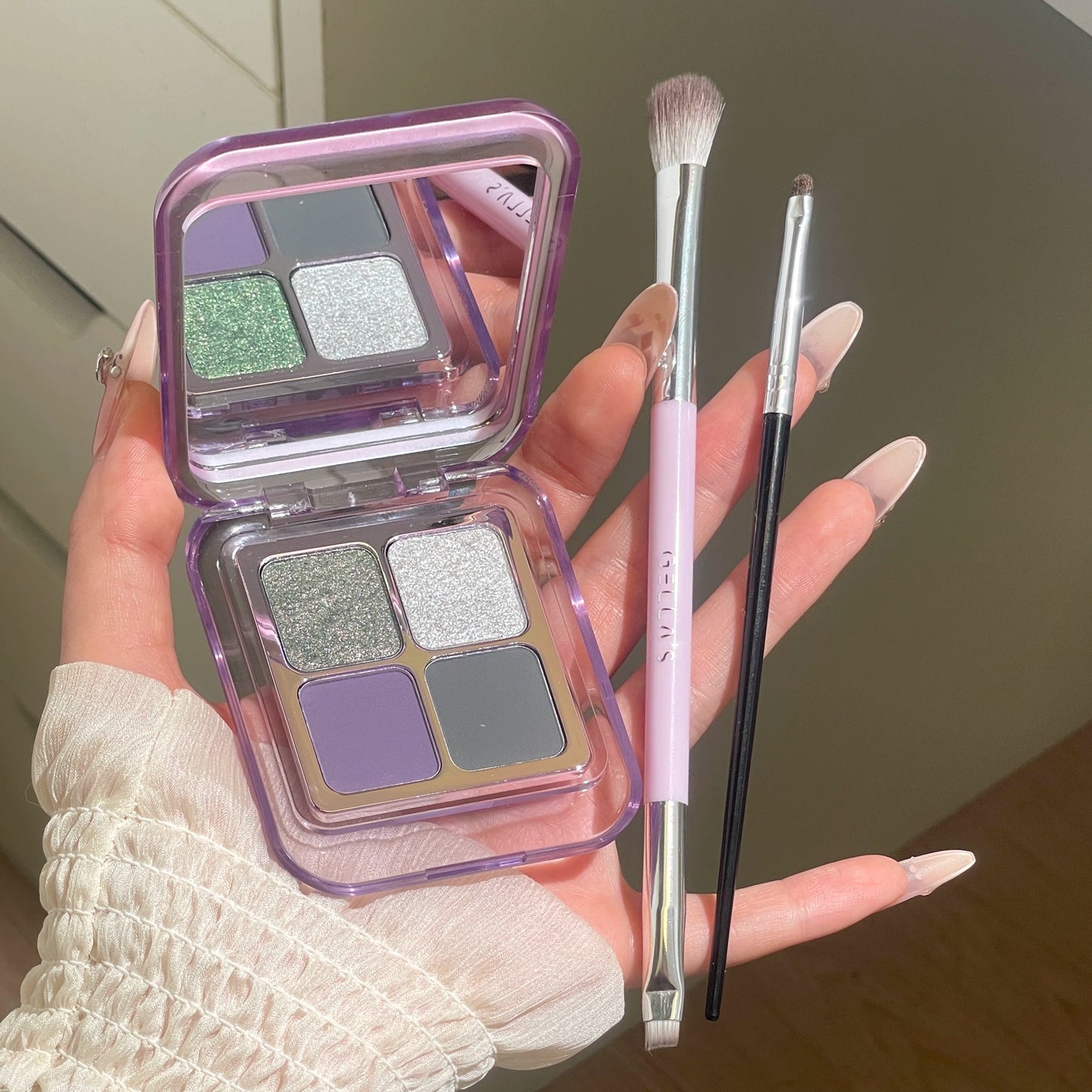 A Flash ~ What a Fairy Chameleon Eye Shadow! Gellas Four-Color Plate Smoky Makeup Clear Thin and Glittering Eyes Brightening