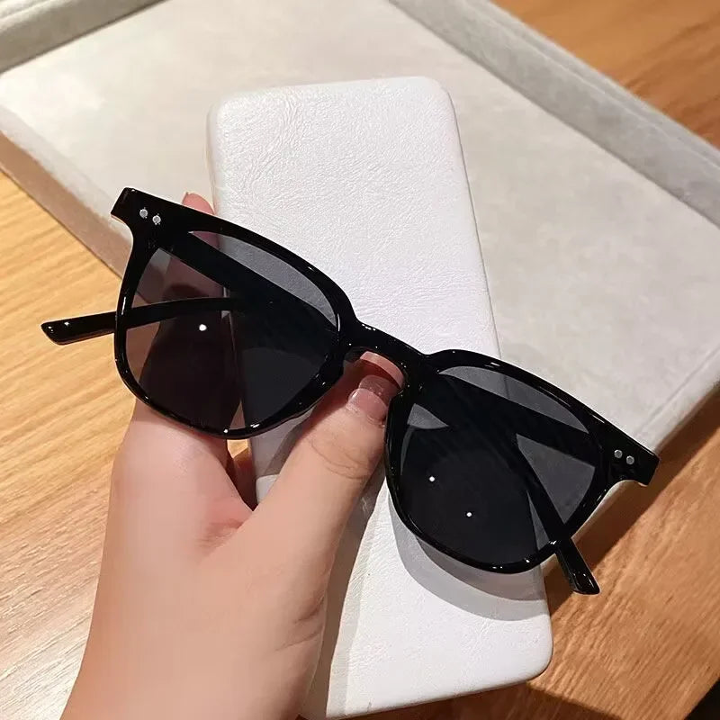 2025 Luxury Summer Sunglasses for Women Trendy Driving Outdoor Men Sunglasses Vintage Sunscreen and UV Protection Sunglasses