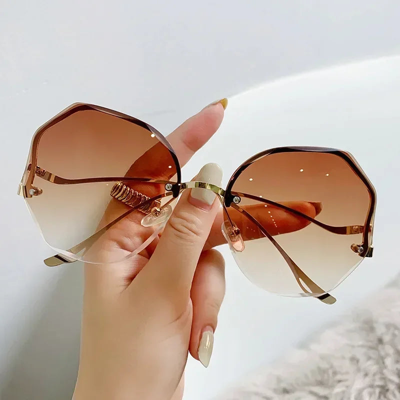 نظارات شمسية عصرية للنساء معدنية للنساء UV400 تصميم أنيق مربع كبير الحجم للنساء