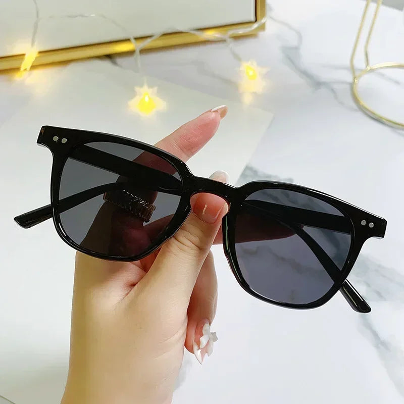 2025 Luxury Summer Sunglasses for Women Trendy Driving Outdoor Men Sunglasses Vintage Sunscreen and UV Protection Sunglasses