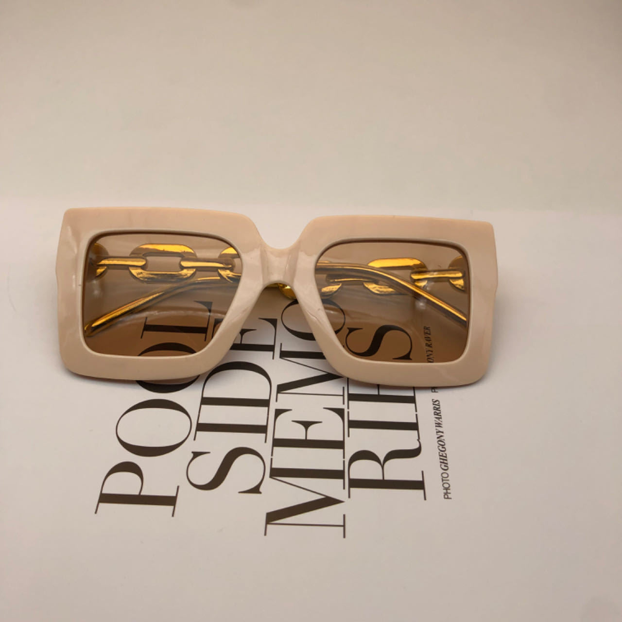 2025 New Black Sunglasses Women's Fashion European and American Large Frame Chain Sun Shade Sunglasses Outdoor Accessories Glasses