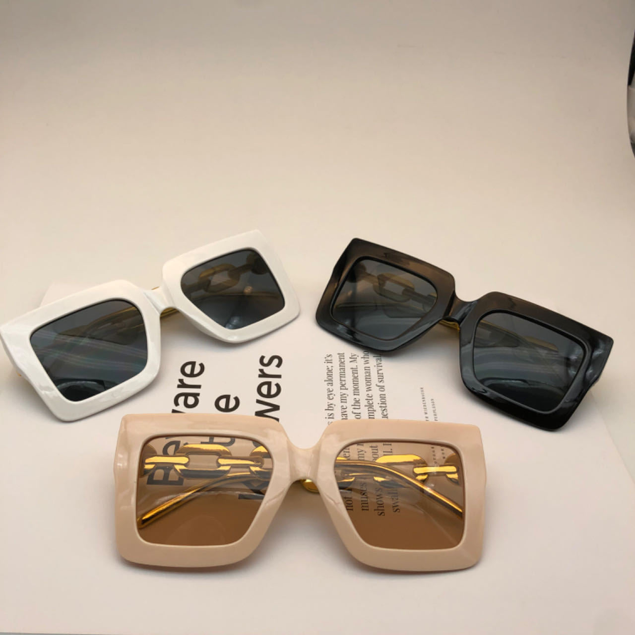 2025 New Black Sunglasses Women's Fashion European and American Large Frame Chain Sun Shade Sunglasses Outdoor Accessories Glasses