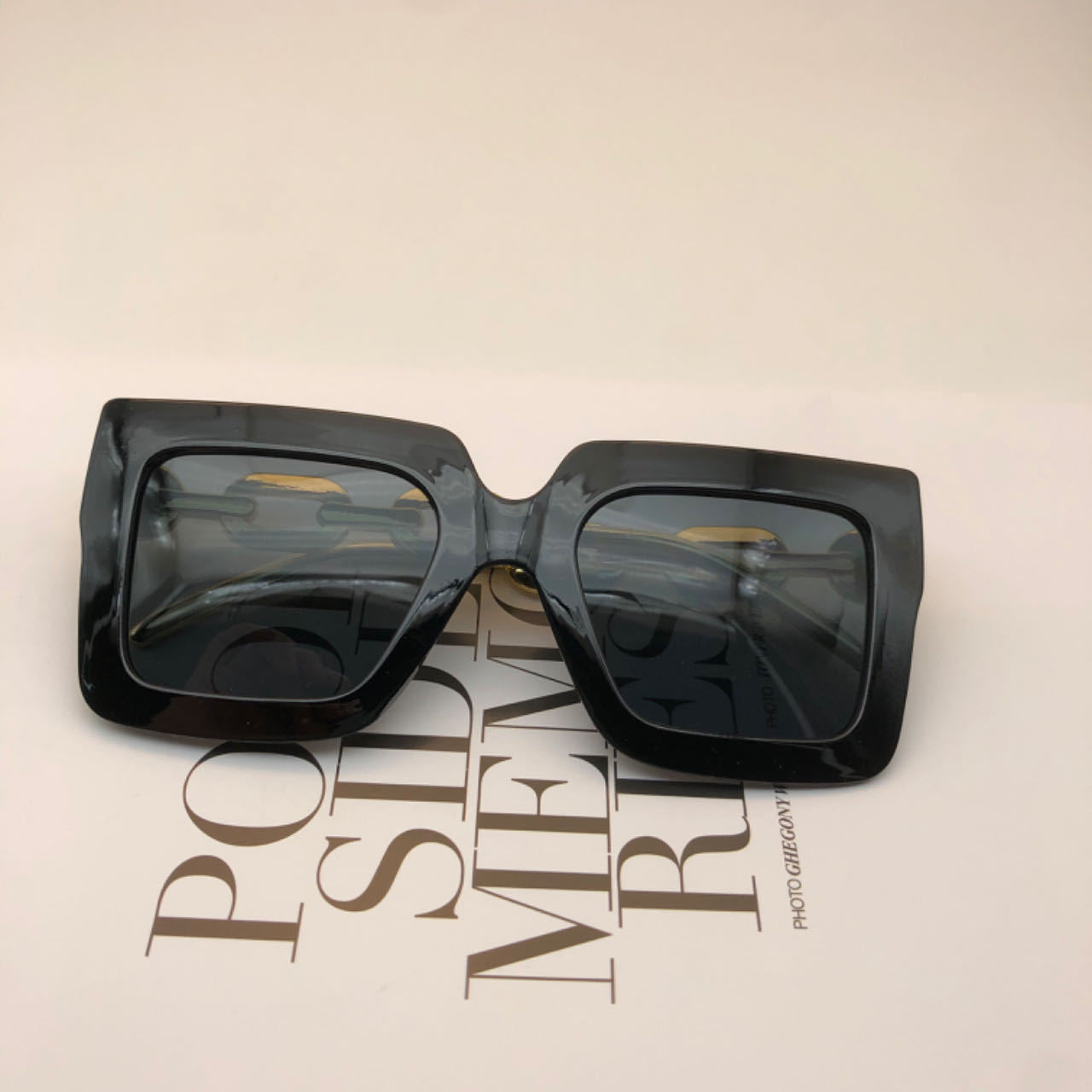2025 New Black Sunglasses Women's Fashion European and American Large Frame Chain Sun Shade Sunglasses Outdoor Accessories Glasses