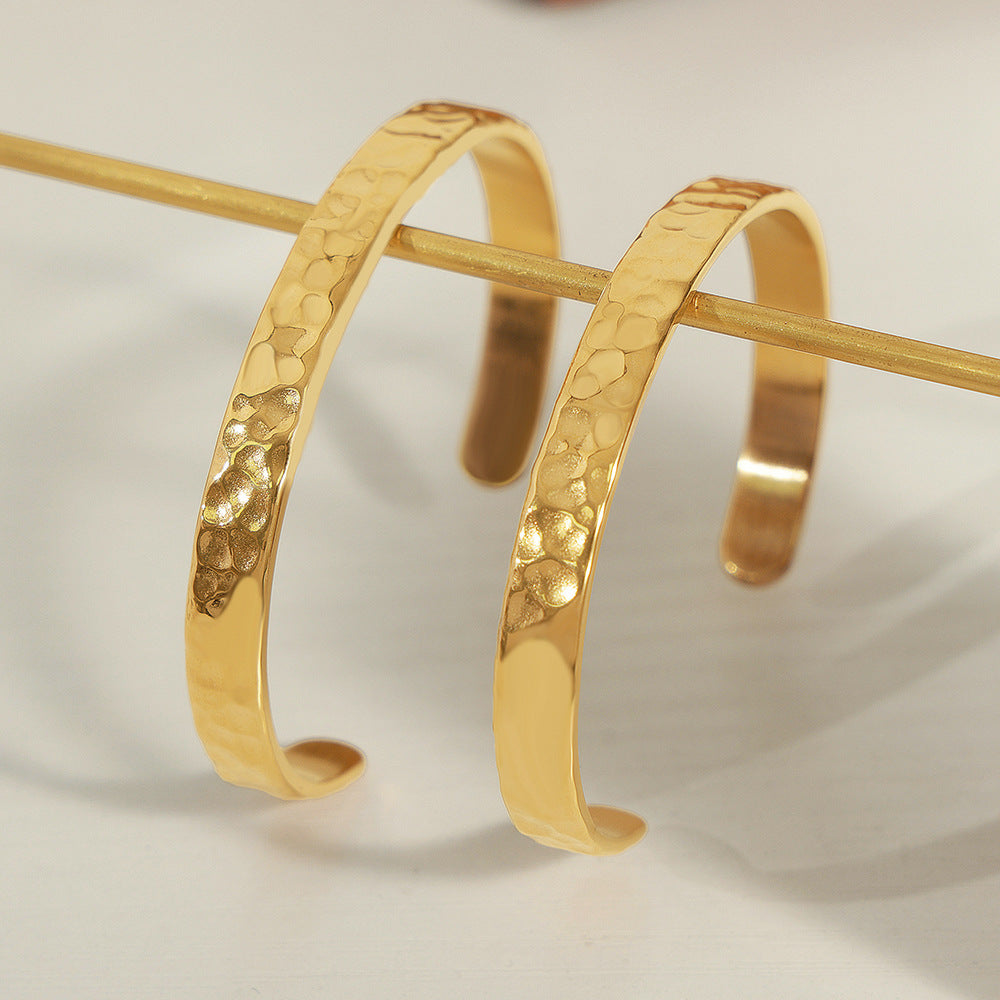 New simple personality niche design titanium steel gold-plated irregular bump hammer face opening bracelet women's jewelry wholesale