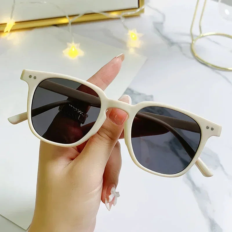 2025 Luxury Summer Sunglasses for Women Trendy Driving Outdoor Men Sunglasses Vintage Sunscreen and UV Protection Sunglasses